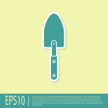 Yeşil Bahçe mala maça veya kürek simgesi sarı arka plan izole. Bahçıvanlık aleti. Bahçecilik, tarım, tarım için bir araç. Vektör İllüstrasyonu