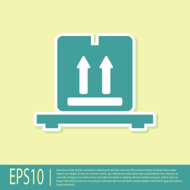 Sarı arka planda izole palet simgesi üzerinde Yeşil Karton kutular. Kırılgan işaretleri ile kapalı karton teslimat ambalaj kutusu. Vektör İllüstrasyonu