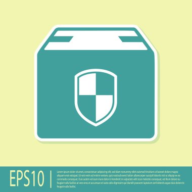 Yeşil Teslimat paketi güvenlik sembolü ile kalkan simgesi sarı arka planda izole. Teslimat sigortası. Kalkanın ötesindeki karton kutular sigortalı. Vektör İllüstrasyonu