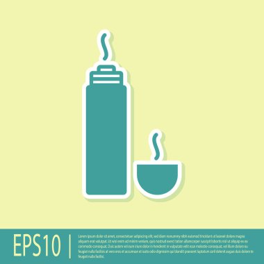 Sarı arkaplanda yeşil termos konteynır simgesi izole edildi. Termo matara ikonu. Kamp ve yürüyüş ekipmanları. Vektör İllüstrasyonu