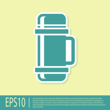 Sarı arkaplanda yeşil termos konteynır simgesi izole edildi. Termo matara ikonu. Kamp ve yürüyüş ekipmanları. Vektör İllüstrasyonu