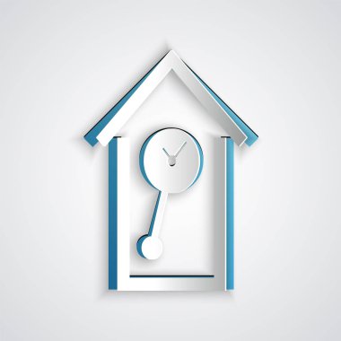 Kağıt kesilmiş Retro duvar saat simgesi gri arka plan üzerinde izole. Guguklu saat işareti. Antika sarkaçlı saat. Kağıt sanat tarzı. Vektör İllüstrasyonu