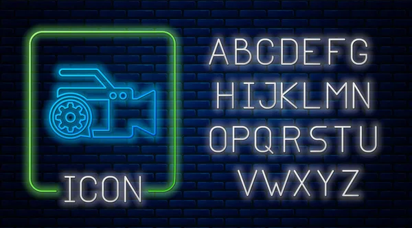 Leuchtende Neon-Videokamera und Getriebesymbol isoliert auf Backsteinwand Hintergrund. Anpassung App, Servicekonzept, Einstellungsmöglichkeiten, Wartung, Reparatur, Reparatur. Neonlicht-Alphabet. Vektorillustration — Stockvektor