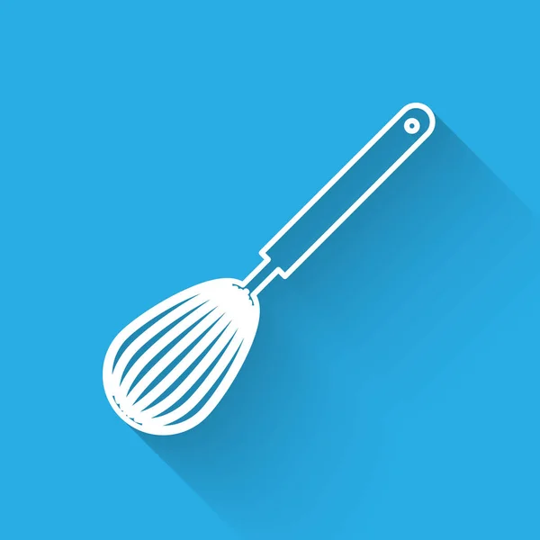 Linha branca Ícone de uísque de cozinha isolado com sombra longa. Utensílio de cozinha, batedor de ovos. Sinal de talheres. Símbolo de mistura de alimentos. Ilustração vetorial — Vetor de Stock