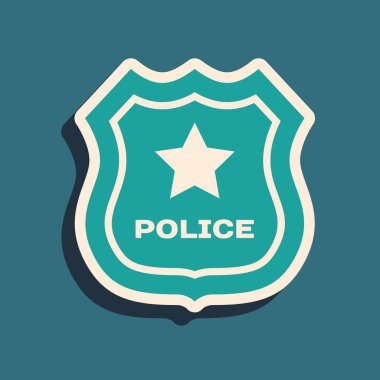 Yeşil Polis rozeti simgesi mavi arka planda izole. Şerif rozeti işareti. Uzun gölge stili. Vektör İllüstrasyonu