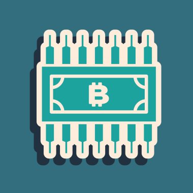 Mavi arka plan üzerinde izole mikroçip devre simgesi ile daire içinde Yeşil Cryptocurrency bitcoin. Blockchain teknolojisi, dijital para piyasası. Uzun gölge stili. Vektör İllüstrasyonu