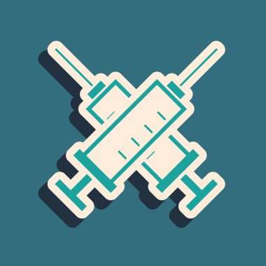 Yeşil Crossed şırınga simgesi mavi arka plan üzerinde izole. Aşı, aşı, enjeksiyon, grip aşısı için şırınga. Tıbbi ekipmanlar. Uzun gölge stili. Vektör İllüstrasyonu