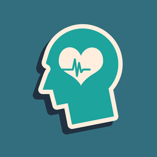 Cabeza masculina verde con un icono de latido del corazón aislado sobre fondo azul. Cabeza con salud mental, atención médica y signo médico. Estilo de sombra larga. Ilustración vectorial — Archivo Imágenes Vectoriales