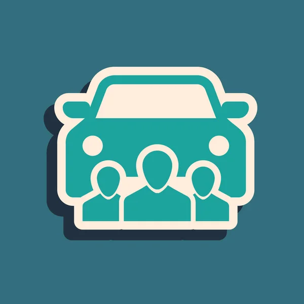 Grünes Carsharing mit einer Gruppe von Menschen auf blauem Hintergrund. Carsharing-Schild. Transportvermietungskonzept. Lange Schatten. Vektorillustration — Stockvektor