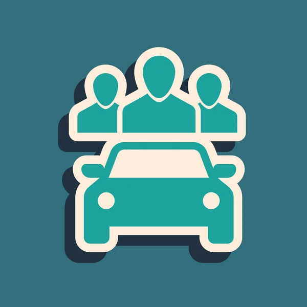 Groene autodelen met groep mensen icoon geïsoleerd op blauwe achtergrond. Carsharing teken. Transport verhuurservice concept. Lange schaduwstijl. Vector illustratie — Stockvector