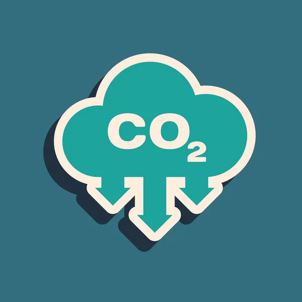 Mavi arka planda izole edilmiş bulut simgesindeki yeşil Co2 emisyonları. Karbondioksit formülü sembolü, sis kirliliği kavramı, çevre kavramı. Uzun gölge stili. Vektör İllüstrasyonu — Stok Vektör