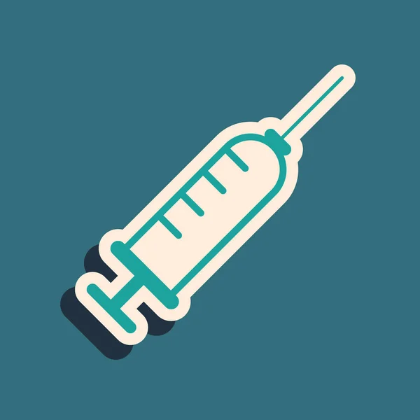 Icono de jeringa verde aislado sobre fondo azul. Jeringa para vacuna, vacunación, inyección, vacuna contra la gripe. Equipo médico. Estilo de sombra larga. Ilustración vectorial — Archivo Imágenes Vectoriales