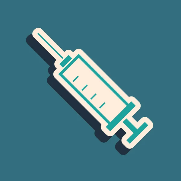 Grön Sprutikon isolerad på blå bakgrund. Spruta för vaccin, vaccination, injektion, influensa skott. Medicinsk utrustning. Lång skugg stil. Vektor illustration — Stock vektor