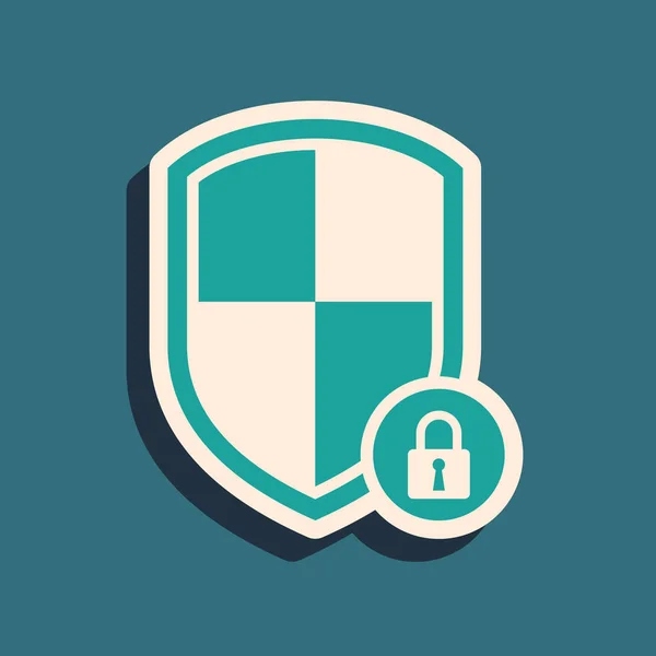 Bezpečnost zeleného štítu s ikonou zámku izolovanou na modrém pozadí. Ochrana, bezpečnost, zabezpečení heslem. Brána firewall má přístup k ochraně osobních údajů. Dlouhý styl stínu. Vektorová ilustrace — Stockový vektor
