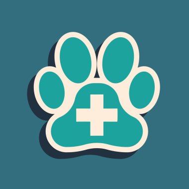 Yeşil Veteriner kliniği sembol simgesi mavi arka plan üzerinde izole. Çapraz hastane tabelası. Stilize pençe baskı köpek veya kedi. Pet İlk Yardım işareti. Uzun gölge stili. Vektör İllüstrasyonu