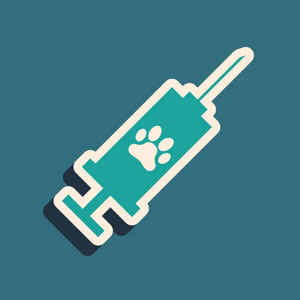 Jeringa verde con icono de vacuna para mascotas aislada sobre fondo azul. Huella de pata de perro o gato. Estilo de sombra larga. Ilustración vectorial — Vector de stock
