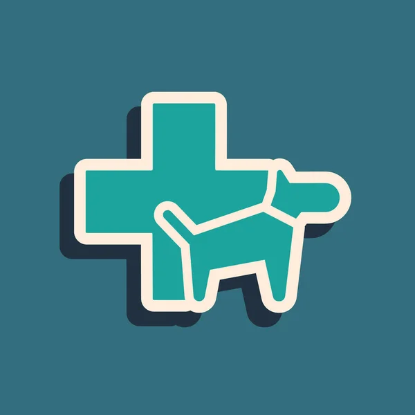 Icono símbolo de la clínica veterinaria verde aislado sobre fondo azul. Cruza con la atención veterinaria del perro. Signo de primeros auxilios. Estilo de sombra larga. Ilustración vectorial — Vector de stock