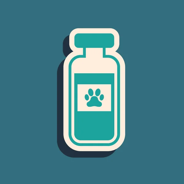 绿色宠物小瓶医疗图标隔离在蓝色背景。动物处方药物。长阴影样式。矢量插图 — 图库矢量图片