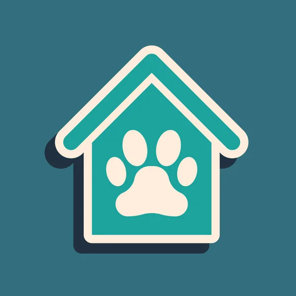 グリーンドッグハウスと足プリントペットアイコンは、青い背景に隔離されています。犬小屋長いシャドウ スタイル。ベクトルイラストレーション — ストックベクタ
