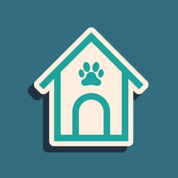 녹색 개 집과 발 인쇄 애완 동물 아이콘 파란색 배경에 격리. 개 사육장. 긴 그림자 스타일입니다. 벡터 일러스트레이션 — 스톡 벡터