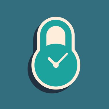 Mavi arka planda izole edilmiş saat simgesine sahip yeşil Asma Kilit. Zaman kontrolü konsepti. Kilit ve geri sayım, son tarih, zamanlama, planlama sembolü. Uzun gölge stili. Vektör İllüstrasyonu