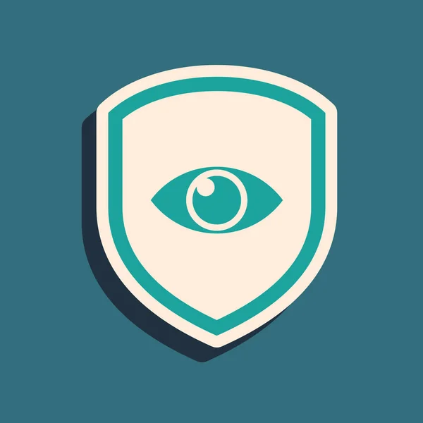 Escudo Verde e ícone de olho isolado no fundo azul. Segurança, segurança, proteção, conceito de privacidade. Estilo de sombra longo. Ilustração vetorial —  Vetores de Stock
