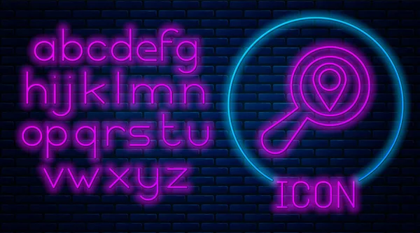 Gloeiende neon zoeklocatie pictogram geïsoleerd op bakstenen muur achtergrond. Vergrootglas met aanwijzer teken. Neon licht alfabet. Vector illustratie — Stockvector