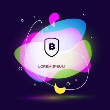 Koyu mavi arka plan üzerinde bitcoin simgesi ile Black Shield. Kripto para madenciliği, blockchain teknolojisi, güvenlik, koruma, dijital para. Sıvı şekilli soyut afiş. Vektör İllüstrasyonu