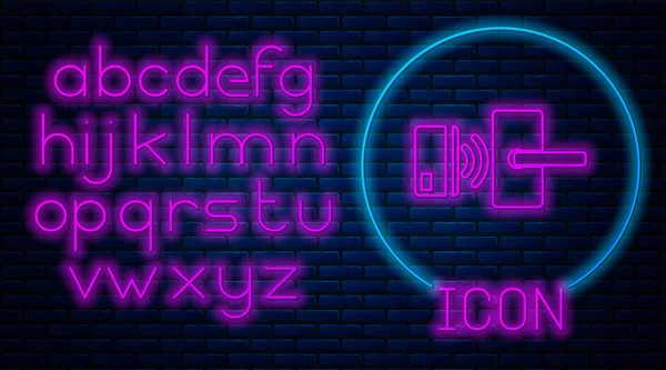 Leuchtendes neon digitales Türschloss mit drahtloser Technologie zum Entriegeln des Icons isoliert auf dem Backsteinhintergrund. Türklinkenschild. Sicherheit Smart Home. Neonlicht-Alphabet. Vektorillustration — Stockvektor