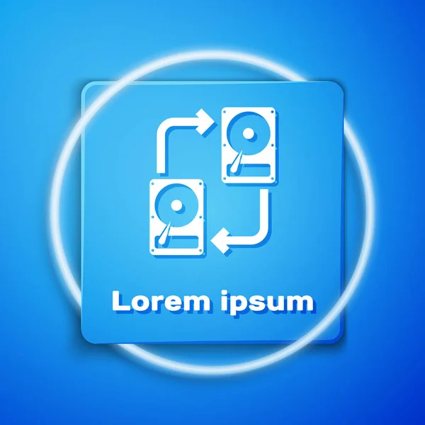 흰색 파란색 배경에 격리 된 화살표, 데이터 복사 아이콘이있는 고정 된 데이터 저장 장치 하드 디스크. 하드 디스크 드라이브와 데이터 교환. 파란색 사각형 버튼입니다. 벡터 일러스트레이션 — 스톡 벡터