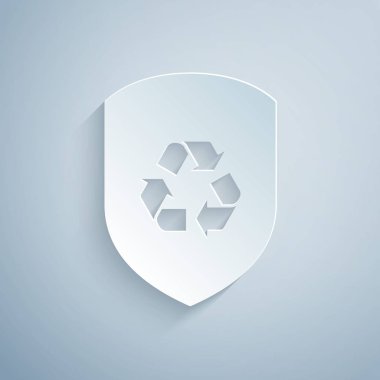 Kağıt kesme gri arka plan üzerinde izole kalkan simgesi içinde geri dönüşüm sembolü. Eko koruma işareti. Kağıt sanat tarzı. Vektör İllüstrasyonu