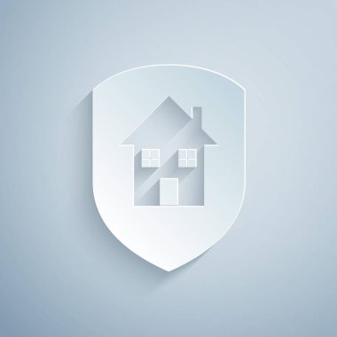 Kağıtlar, gri arka planda izole edilmiş koruma simgesi altında House 'u kesiyor. Ev ve kalkan. Koruma, güvenlik, güvenlik, koruma, savunma konsepti. Kağıt sanatı tarzı. Vektör İllüstrasyonu