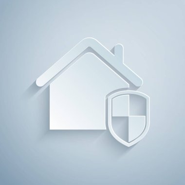 Kağıtlar, gri arka planda izole edilmiş koruma simgesi altında House 'u kesiyor. Ev ve kalkan. Koruma, güvenlik, güvenlik, koruma, savunma konsepti. Kağıt sanatı tarzı. Vektör İllüstrasyonu
