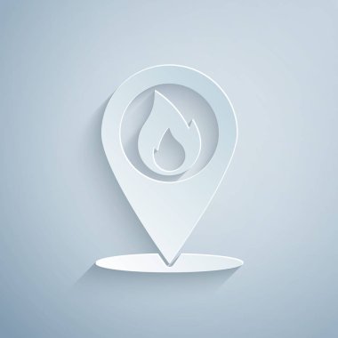 Kağıt kesme Harita işaretçisi gri arka planda izole ateş alev simgesi ile. Yakındaki yangın. Kağıt sanat tarzı. Vektör İllüstrasyonu