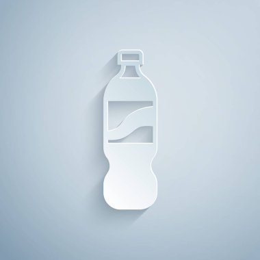 Kağıt kesiği, gri arkaplanda izole edilmiş bir şişe su ikonu. Soda su içme tabelası. Kağıt sanatı tarzı. Vektör İllüstrasyonu