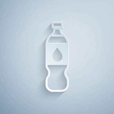 Kağıt kesiği, gri arkaplanda izole edilmiş bir şişe su ikonu. Soda su içme tabelası. Kağıt sanatı tarzı. Vektör İllüstrasyonu