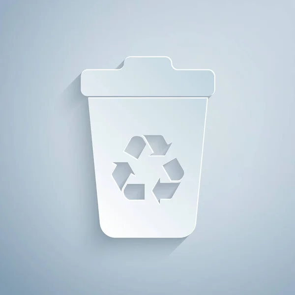 Papel cortado Lixeira com ícone de símbolo de reciclagem isolado no fundo cinza. Ícone da lata de lixo. Sinal de lixeira. Sinal de cesta de reciclagem. Estilo de arte de papel. Ilustração vetorial — Vetor de Stock