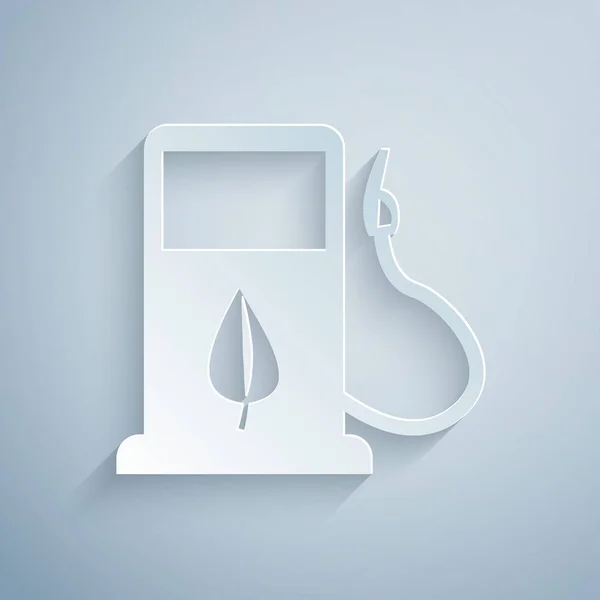 Concetto di biocarburante con ugello di alimentazione e icona foglia isolata su sfondo grigio. Distributore di benzina con foglie. Eco rifornimento. Stile cartaceo. Illustrazione vettoriale — Vettoriale Stock