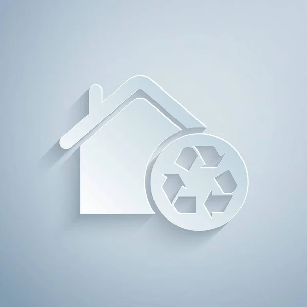 Papier gesneden eco huis met recycling symbool pictogram geïsoleerd op grijze achtergrond. Ecologie huis met recycle pijlen. Papier kunststijl. Vector illustratie — Stockvector