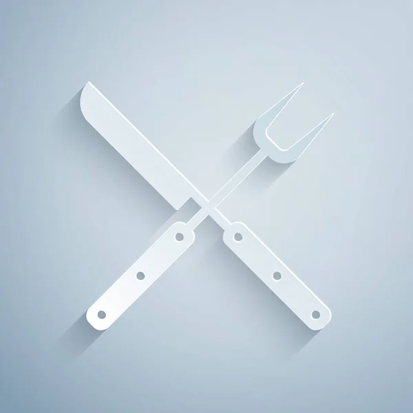 紙カットクロスフォークとナイフアイコンは、灰色の背景に隔離されています。バーベキューフォークとナイフサインバーベキューとグリルツール。ペーパーアートスタイル。ベクトルイラストレーション — ストックベクタ