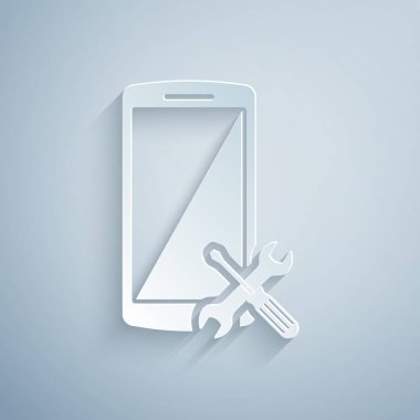 Kağıt, gri arka planda izole edilmiş tornavida ve anahtar simgesiyle Akıllı Telefonu kesti. Ayarlama, servis, ayar, bakım, onarım, sabitleme. Kağıt sanat tarzı. Vektör İllüstrasyonu