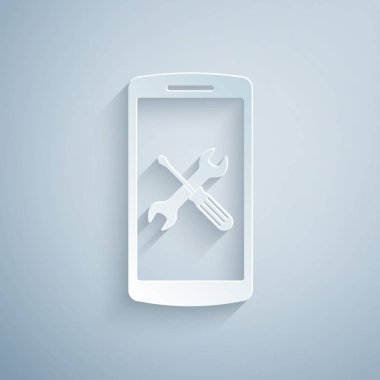 Kağıt, gri arka planda izole edilmiş tornavida ve anahtar simgesiyle Akıllı Telefonu kesti. Ayarlama, servis, ayar, bakım, onarım, sabitleme. Kağıt sanat tarzı. Vektör İllüstrasyonu