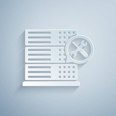 Kağıt kesme Veritabanı sunucusu nda tornavida ve anahtar simgesi gri arka planda izole edilmiştir. Ayarlama, servis, ayar, bakım, onarım, sabitleme. Kağıt sanat tarzı. Vektör İllüstrasyonu