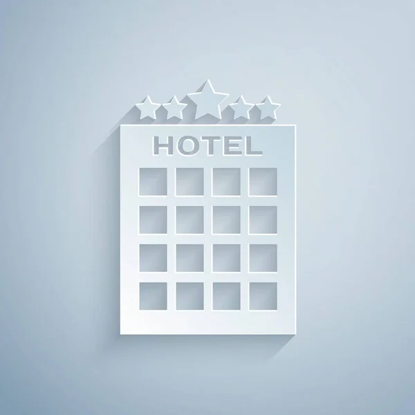 Χαρτί cut εικονίδιο κτίριο ξενοδοχείο απομονώνεται σε γκρι φόντο. Καλλιτεχνικό στυλ. Απεικόνιση διανυσματικών φορέων — Διανυσματικό Αρχείο