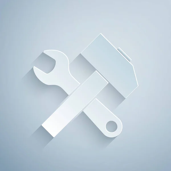 Corte de papel Martelo cruzado e ícone de chave isolada no fundo cinza. Ferramentas de hardware. Estilo de arte de papel. Ilustração vetorial — Vetor de Stock