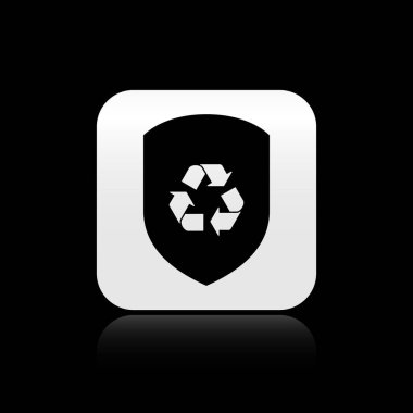 Siyah arka planda izole edilmiş kalkan simgesinin içindeki siyah Geri Dönüşüm simgesi. Eko koruma işareti. Gümüş kare düğme. Vektör İllüstrasyonu