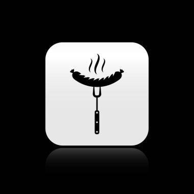 Siyah arka plan üzerinde izole buhar simgesi ile çatal üzerinde Siyah Sosis. Izgara sosis ve aroma işareti. Gümüş kare düğme. Vektör İllüstrasyonu