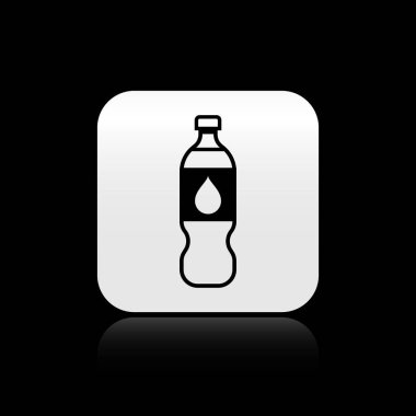 Siyah arka plan üzerinde izole su simgesi siyah Şişe. Soda su içecek işareti. Gümüş kare düğme. Vektör İllüstrasyonu