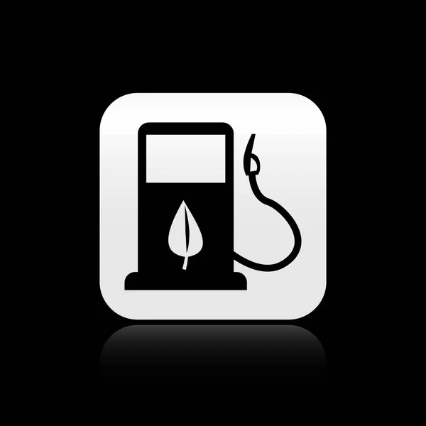 Black Bio conceito de combustível com bocal de abastecimento e folha ícone isolado no fundo preto. Posto de gasolina com folhas. Reabastecimento ecológico. Botão quadrado de prata. Ilustração vetorial — Vetor de Stock