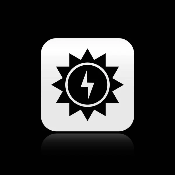 Icono del panel de energía solar negro aislado sobre fondo negro. Sol con símbolo del rayo. Botón cuadrado plateado. Ilustración vectorial — Vector de stock
